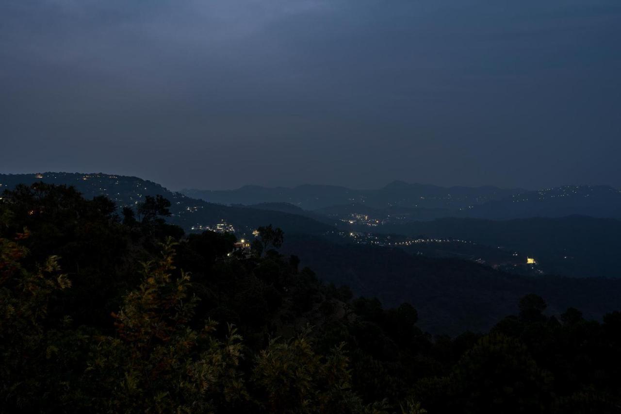 Stayvista At Bellevue With Outdoor Jacuzzi Kasauli Eksteriør bilde
