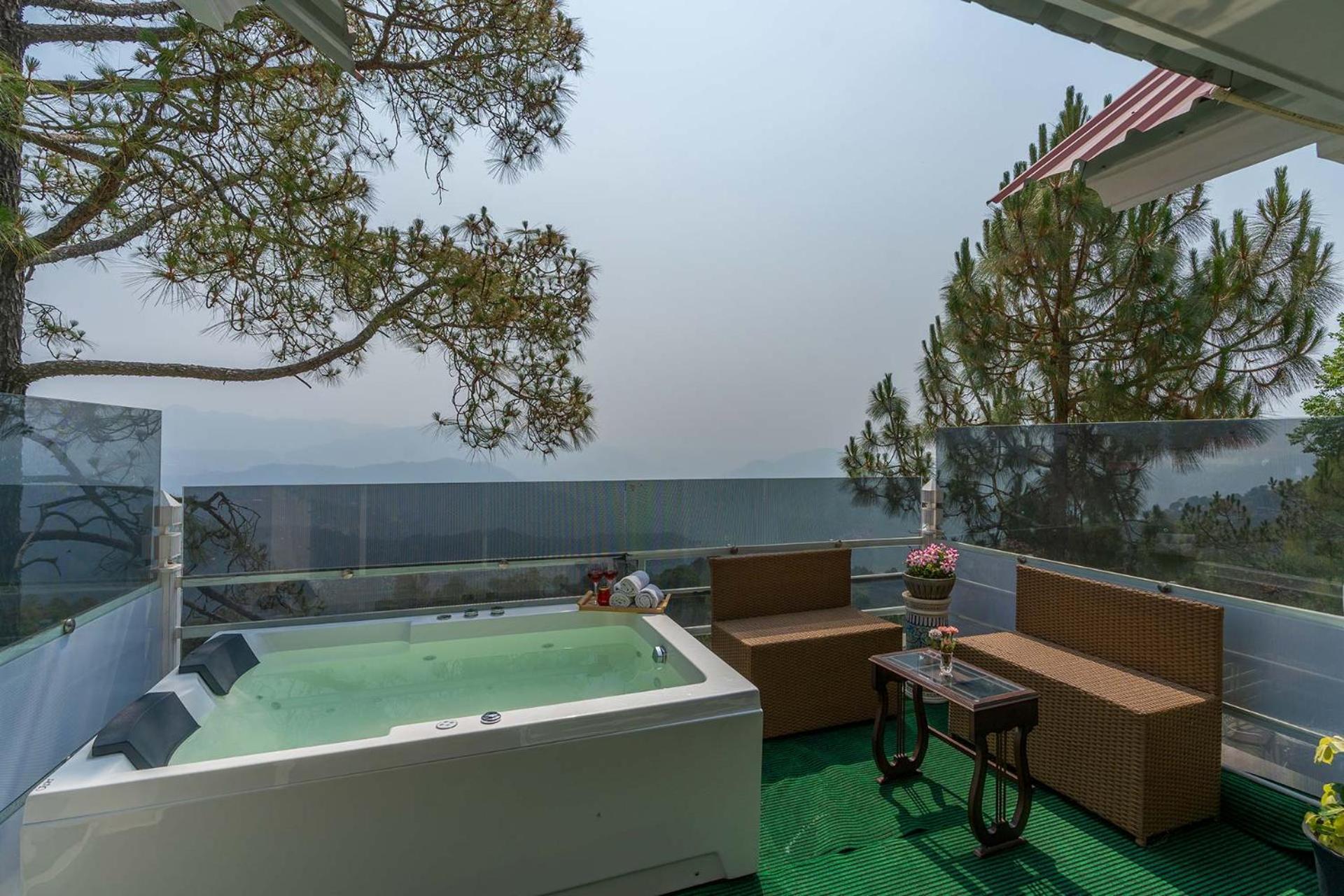 Stayvista At Bellevue With Outdoor Jacuzzi Kasauli Eksteriør bilde
